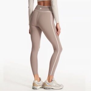Vuori Piper Breathelnterlock™™
Leggings in Graphite Women